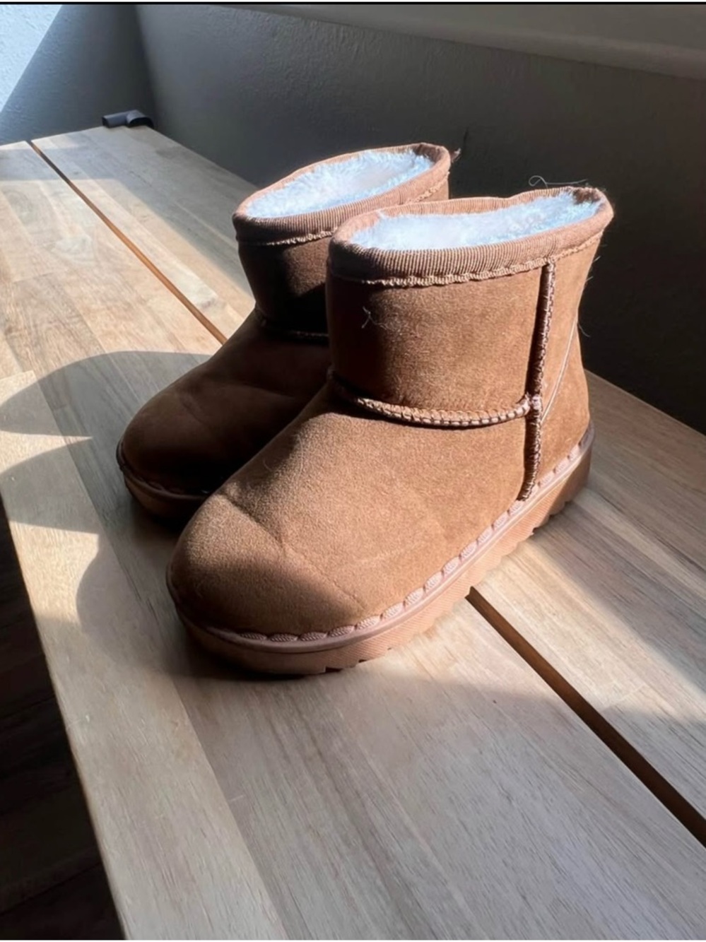 Cozy Chestnut Brown Shearling-Lined Winter Boots